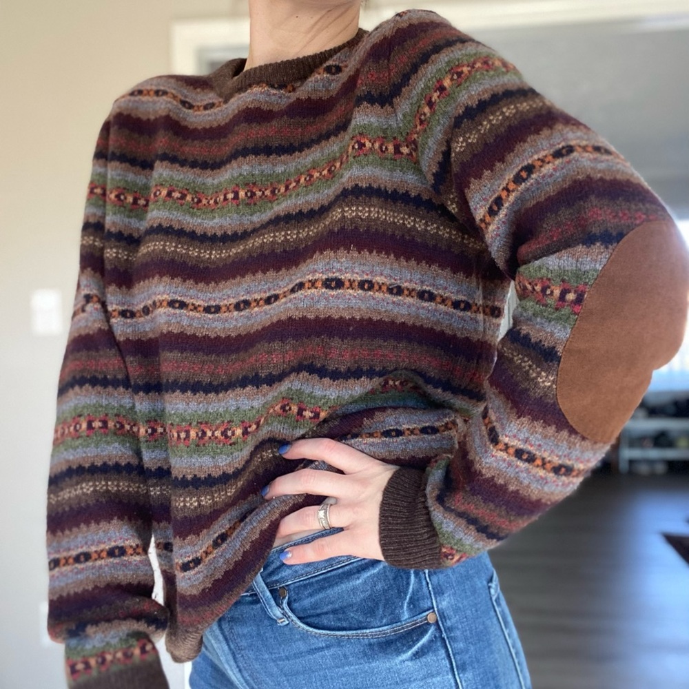 Jos Banks sweater, mens size Large fits like a Medium. Elbow patch, dark colors.